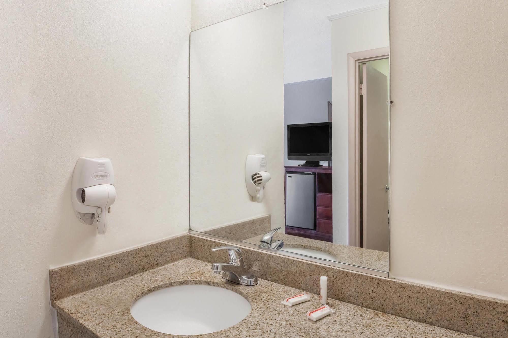 Lake View Inn & Suites Killen ภายนอก รูปภาพ